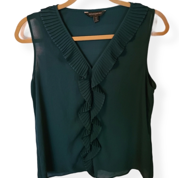 Banana Republic Tops - Banana Republic Sleeveless Green Blouse sz M